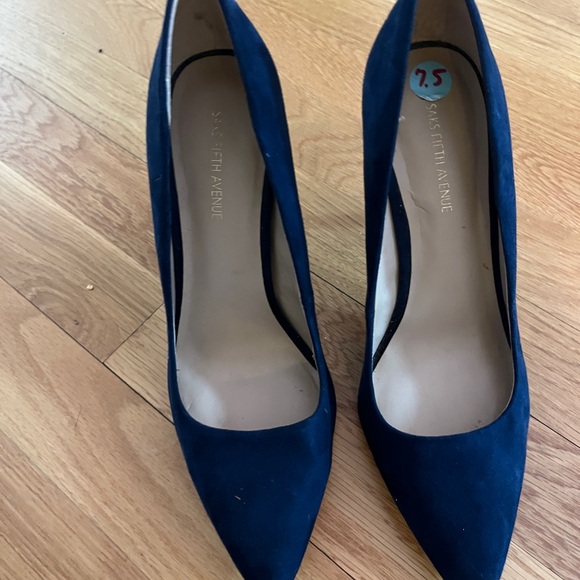 Saks Fifth Avenue navy heels 7.5 - Picture 2 of 4